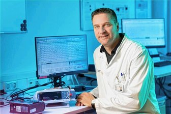 Zeitumstellung: Woher kommt die Frühjahrsmüdigkeit und was kann ich dagegen tun? - Linien, die den Schlaf deuten: Im Schlaflabor der Dresdner Uniklinik wertet Leiter Moritz Brandt die Gehirnaktivitäten seiner schlafenden Patienten aus. Er ist zudem Direktor des Universitäts DemenzCentrums und beschäftigt sich mit neurodegenerativen Erkrankungen.