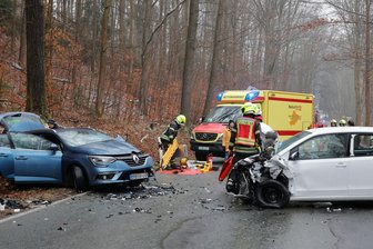 Zeitweise Vollsperrung nach schwerem Unfall in Chemnitz-Einsiedel - Etwa 150 Meter vor dem Ortseingang Einsiedel kollidierten der VW und der Renault frontal miteinander.