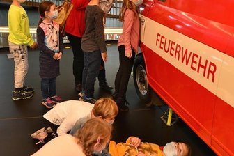 Zeitwerkstatt macht richtig Dampf - Die Mädchen und Jungen konnten mit einem Rollbrett unter einen Barkas-Transporter schauen.