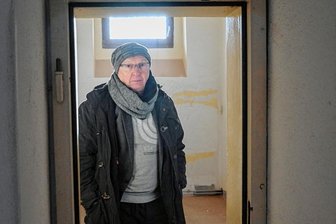 Zeitzeuge im Kaßberg-Gefängnis: Ich wollte nie wieder hierher - Falk Mrázek in jener Zelle des Kaßberg-Gefängnisses, in der er 1979 inhaftiert war. Seine Erinnerungen hat er in einem Buch zusammengefasst ("Erwachsenwerden hinter Gittern", Evangelische Verlagsanstalt, 2020).