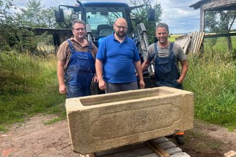 Zeitzeuge von früherem Gasthof im Vogtland kehrt zurück - Normen Lenk, Sven Müller und Denny Puchta mit dem Brunnentrog des Gasthofs Pabstleithen.