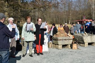 Zeitzeugen der Pechsiederei finden in Brotenfeld neuen Platz - Viele Schaulustige und ein Hauch Volksfeststimmung: Der Kirchenchor umrahmte das kleine Fest mit einigen Liedern.