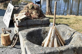 Zeitzeugen der Pechsiederei finden in Brotenfeld neuen Platz - Auf Initiative des Heimatvereins Tirpersdorf wurden in Brotenfeld am Samstag drei historische Griebenherde aufgestellt und einer von ihnen in Betrieb genommen.