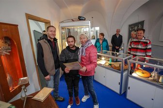 Zeitzeugen und Informationen zur "Mecke" in Oberlungwitz gesucht - Brigitte Seidel (rechts) hat in der „Mecke“ gearbeitet. Florian Guderle (Mitte) und Henri Grebler suchen weiteres Wissen zum Areal.
