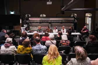 Zeitzeuginnen erinnern in Plauen an DDR-Wochenheime: „Die Kinder wurden montags abgegeben und freitags geholt“ - Diskutierten in der Fabrik der Fäden: Steffi Ernst, Annette Krupka, Moderatorin Therese Langhof-Thomas, Bärbel Schönknecht, Hildegard Zeilinger, Bettina Spack und Lars Buchmann (Moderator, von links).