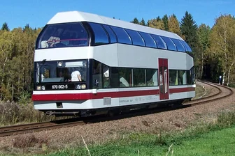 Zellwaldbahn in Großvoigtsberg: Nach vier Jahren Pause rollt Ostern wieder Sonderzug - Ostern rollt wieder ein Sonderzug über die Zellbahnbahn: der Doppelstockschienenzug „Alma“ des Unternehmens Köstner Schienenbusreisen aus Chemnitz.