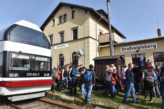 Zellwaldbahn zwischen Großvoigtsberg und Freiberg: In welchem Wagen sitzt der Osterhase? - Osterfahrverkehr bei der Zellwaldbahn in Großvoigtsberg: Gewimmel am und im Bahnhof, welches der schon lange nicht mehr erlebt hat.