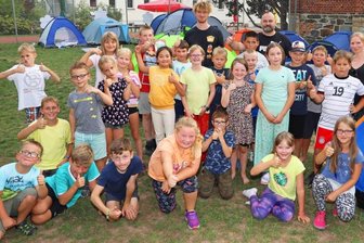Zelten der Ferienkinder - 25 Mädchen und Jungen der 2. bis 4. Klassen feierten im Hort der Gerhart-Hauptmann-Grundschule den Ferienabschluss und verbrachten die Nacht in Zelten.