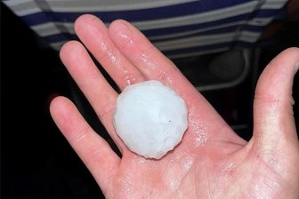 Zeltplatz verwüstet: Vogtländischer SPD-Chef muss Urlaub nach Hagelunwetter in Italien abbrechen - Hagelkörner so groß wie Tischtennisbälle fielen am Montagabend am Gardasee in Italien vom Himmel. Bis zu zehn Zentimeter sollen diese im Durchmesser erreicht haben.