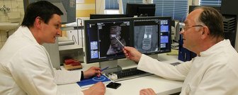 Zement gibt der Wirbelsäule wieder Halt - 
              <p class="artikelinhalt">Die beiden Chefärzte Udo Raab (Radiologie) und Günter Schmoz (Chirurgie) sehen sich am Monitor das Ergebnis der kyphoplastischen Behandlung einer Wirbelsäulenverletzung an. Deutlich erkennbar die Stellen, an den Knochenzement die Wirbelkörper wieder stabilisiert. </p>
            
