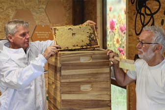 „Zementhonig“ hängt fest: Hobbyimker aus dem Erzgebirge starten Ernteversuch - Die beiden Hobbyimker Michael Nagler (l.) und Ludwig Böhme kümmern sich neben ihren eigenen Bienenvölkern auch um die Tierparkbewohner im Bienenhaus Waschleithe. Doch auch hier hängt der Honig fest.