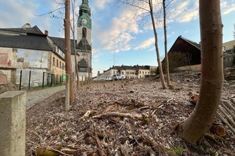 Zentrale Fläche in Adorf wird aufgemöbelt - In Adorf wird die Fläche am Markt neben dem Trampeli-Haus (links) ab Ende Mai Baustelle.