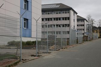 Zentrale Flüchtlingsheime voll - Landkreise geraten unter Druck -