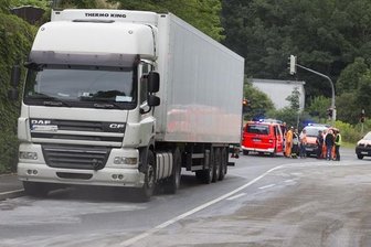 Zentrale Kreuzung in Plauen blockiert - Auf der Krezung Hammerstraße/ Dresdener Straße lief aus einem Lkw-Tank Diesel aus.