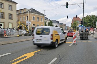 Zentrale Kreuzung in Zwickau gesperrt: Wie fließt jetzt der Verkehr? - Auf einer Fahrspur kann von der Humboldtstraße in die Werdauer Straße abgebogen werden. Eine Ampel regelt den Verkehr.