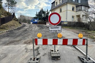 Zentrale Zufahrt zu Wohngebiet in Aue bis Sommer voll gesperrt - Verbotsschild sorgt für Verwirrung - Ist seit dieser Woche gesperrt: die Bockauer Straße in Aue. Autofahrer müssen nun einige Umwege in Kauf nehmen, um auf den Eichert zu gelangen.