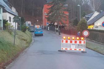 Zentrale Zufahrt zu Wohngebiet in Aue plötzlich voll gesperrt: Das ist der Grund - Seit Mittwoch plötzlich gesperrt: die Bockauer Straße in Aue.