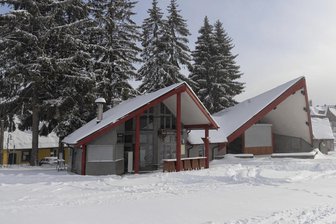 Zentraler Imbiss am Fichtelberg startet am Mittwoch mit neuen Pächtern - Wenige Tage vor Beginn der Skisaison herrschte am Imbiss „Schanzenblick“ an der Freilichtbühne in Oberwiesenthal noch Ruhe. Das wird sich am Mittwoch mit Beginn des Skibetriebs ändern.