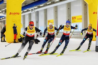 Zentraler Test: Der Winter kann kommen - Heiß her ging es in der Kälte der Oberhofer Skihalle zur Deutschen Meisterschaft im Sprint. Wie in dieser Szene zu sehen, so lautete auch das Endergebnis bei den Damen: Coletta Rydzek vor Victoria Carl, Katharina Hennig und Lisa Lohmann (v. l.). 