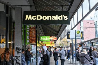 Zentralhaltestelle Chemnitz: In ehemaligen McDonald’s sollen Polizei und Ordnungsamt einziehen - Wo bis vor zwei Wochen an der Zenti eine McDonald’s-Filiale war, soll offenbar noch vor 2025 eine Anlaufstelle für Polizei und Ordnungsamt entstehen.