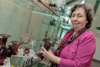 Zerbrechliche Kabinettschau im Auerbacher Stadtmuseum - Gläserne Glanzstücke stellt die Sammlerin Annelies Spitzner jetzt im Auerbacher Stadtmuseum aus. Anlass ist das Jahr des Glases.