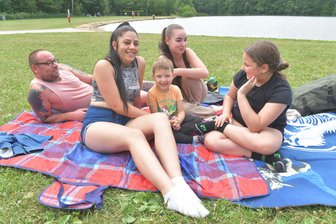 Zerkarien-Verdacht im Waldbad Freiberg – Badegäste machen sich rar - Sie bleiben lieber im Trocknen: Ferenc Bogdan, Ehefrau Beatrix und den Kindern Noemi (18), Aliz (9) und Milan (5) aus Ungarn ist das Wasser im Großen Teich Freiberg derzeit zu kalt.