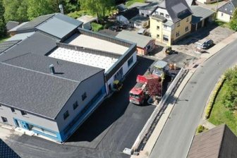 Zerspanungstechnik Schmieder investiert 1,3 Millionen Euro - Blick auf das Betriebsgelände der Zerspanungstechnik Schmieder. Die Produktionshalle hat einen neuen Anbau erhalten.