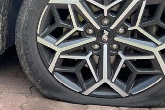 Zerstochene Reifen, Lackkratzer, brennender Spiegel: Zerstörungswut auf dem Chemnitzer Sonnenberg - Mehrere Autos auf Chemnitzer Sonnenberg beschädigt.