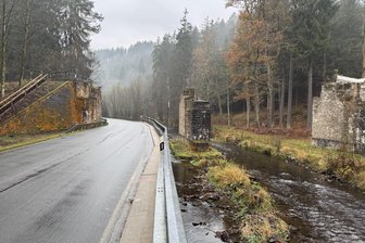 Zerstörte Eisenbahnbrücke im Erzgebirge: Aufwendige Reparatur ist abgeschlossen - Nach dem Aushub der beiden Brückenüberbauten Ende April stehen nur noch die beiden Auflager und der Mittelpfeiler. Ende November soll die Brücke wieder komplett aufgebaut werden.