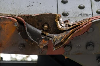 Zerstörte Eisenbahnbrücke im Erzgebirge: Das kommt nun auf den Unglücksfahrer zu - An dieser Stelle prallte der Arm des Baggers gegen die Eisenbahnbrücke bei Pockau-Lengefeld.