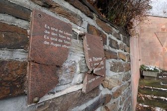 Zerstörte Gedenktafel in Hohenstein-Ernstthal: Stadträte setzen ein Zeichen gegen Vandalismus -