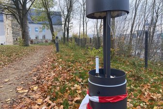 Zerstörte Lichtstelen am Campus in Plauen: Gibt es einen Zusammenhang zu den Gewaltvorfällen in der Innenstadt? - Eine zerstörte Lampe auf dem neu gestalteten Areal, das zum Plauener Campus führt.