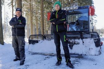 Zerstörte Loipen: Gibt es bereits eine heiße Spur? - Bernd Köhler (l.) wird nicht selten von seinem Enkel Philipp Neubert beim Präparieren der Loipe bei Geyer begleitet, manchmal auch von seiner Frau. Dass ihre Arbeit zerstört wurde, macht sie mehr als sauer. 