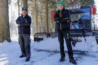 Zerstörte Loipen: Gibt es eine heiße Spur? - Bernd Köhler (l.) wird nicht selten von seinem Enkel Philipp Neubert beim Präparieren der Loipe bei Geyer begleitet, manchmal auch von seiner Frau. Dass ihre Arbeit zerstört wurde, macht sie mehr als sauer. 