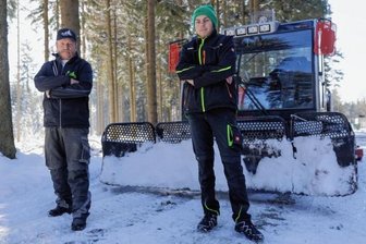 Zerstörte Loipen: Gibt es eine heiße Spur? - Bernd Köhler (l.) wird nicht selten von seinem Enkel Philipp Neubert beim Präparieren der Loipe bei Geyer begleitet, manchmal auch von seiner Frau. Dass ihre Arbeit zerstört wurde, macht sie mehr als sauer. 