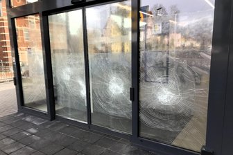 Zerstörte Scheiben am Lidl in Hainichen: Amtsgericht fällt schnell ein Urteil - Der Eingang zum Lidl-Markt in Hainichen vor 13 Monaten: An einem Sonntag im Januar hatte dort ein 38-Jähriger aus Kamerun mehrere Scheiben zerstört. Nun musste sich der Mann vor Gericht verantworten.