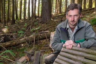 Zerstörte Sitze: Reaktion auf Trail-Aktion? - Revierleiter Thomas Köhler mit den Resten eines aus Holz gebauten Sprungs. 