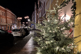 Weihnachtsbaum vor Karlo-Regionalladen