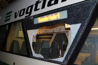 Zerstörte Zug-Fensterscheibe gibt der Bundespolizei Rätsel auf - Die zerstörte Scheibe am Triebwagen der Vogtlandbahn. Die Bundespolizei ermittelt wegen gefährlichen Eingriffs in den Bahnverkehr.