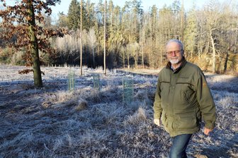 Zerstörter Wald an der Grabentour: Tausende neue Bäume für das Reinsberger Revier am Nixentümpel - Albrecht von Schönberg in seinem Revier. Rund 8000 Bäume hat er jetzt wieder setzen lassen.