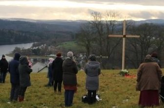 Zerstörtes Holzkreuz ersetzt - Das große Holzkreuz ist ein Symbol zum Gedenken.