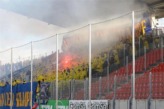 Zerstörung beim FSV Zwickau nach Lok Leipzig: Wie bestraft man die Täter? - Neben der Zerstörungswut hatten die Anhänger Lok Leipzigs auch Pyrotechnik in die GGZ-Arena mitgebracht.