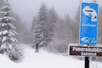 Zerstörungen an frisch präparierter Kammloipe im Vogtland - Das Winterwetter sorgt für weitgehend gute Bedingungen zum Skilaufen - die Kammloipe am Schneckenstein am gestrigen Montag.