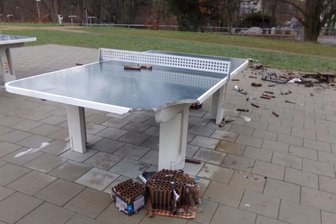 Zerstörungswut auf Chemnitzer Spielplätzen: Fehlt nun bald das Geld für Reparaturen? - Im Chemnitzer Beimlergebiet wurde rund um Silvester eine Tischtennisplatte aus Beton zerstört.