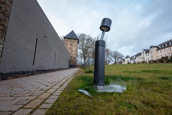 Zerstörungswut auf Plauener Schlossberg: Unbekannte randalieren auf dem Hochschulgelände - Eine von mehreren beschädigten Lampen auf dem Plauener Schlossberg.