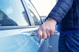 Zerstörungswut im Erzgebirge - Mehr als 50 Autos beschädigt: „An eine vergleichbare Serie kann ich mich nicht erinnern“ - In Aue sind in den vergangenen Tagen zahlreiche Autos zerkratzt worden - vermutlich so wie auf diesem Symbolfoto.