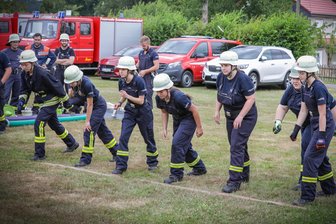 Zethau: Feuerwehr feiert mit Flutlichtlauf und Schauvorführungen - Die Frauenmannschaft der FFw Zethau zeigt am Samstag einen Löschangriff.