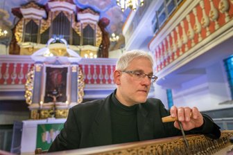Zethau: Warum ein früherer Kantor zu den Orgeltagen kommt - Jan Katzschke, der frühere Kantor von Zethau, war auch 2017 bei der Veranstaltung „Silbermanns Merckwürdigkeiten“ zu den Silbermanntagen in der Kirche Helbigsdorf, hier vor der Silbermannorgel, zu erleben.