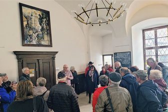 Zethauer auf musikalischer Weltreise in böhmische Dörfer - Die Mittelsachsen aus Zethau beim Stadtrundgang in Loket. 