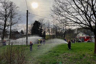 Zethauer Jugendfeuerwehr organisiert Wettkampf - Mitglieder der Jugendfeuerwehr Zethau haben sich bei ihrem jüngsten Übungsdienst auf die Wettbewerbe der Jugendfeuerwehren am Samstagnachmittag vorbereitet. 